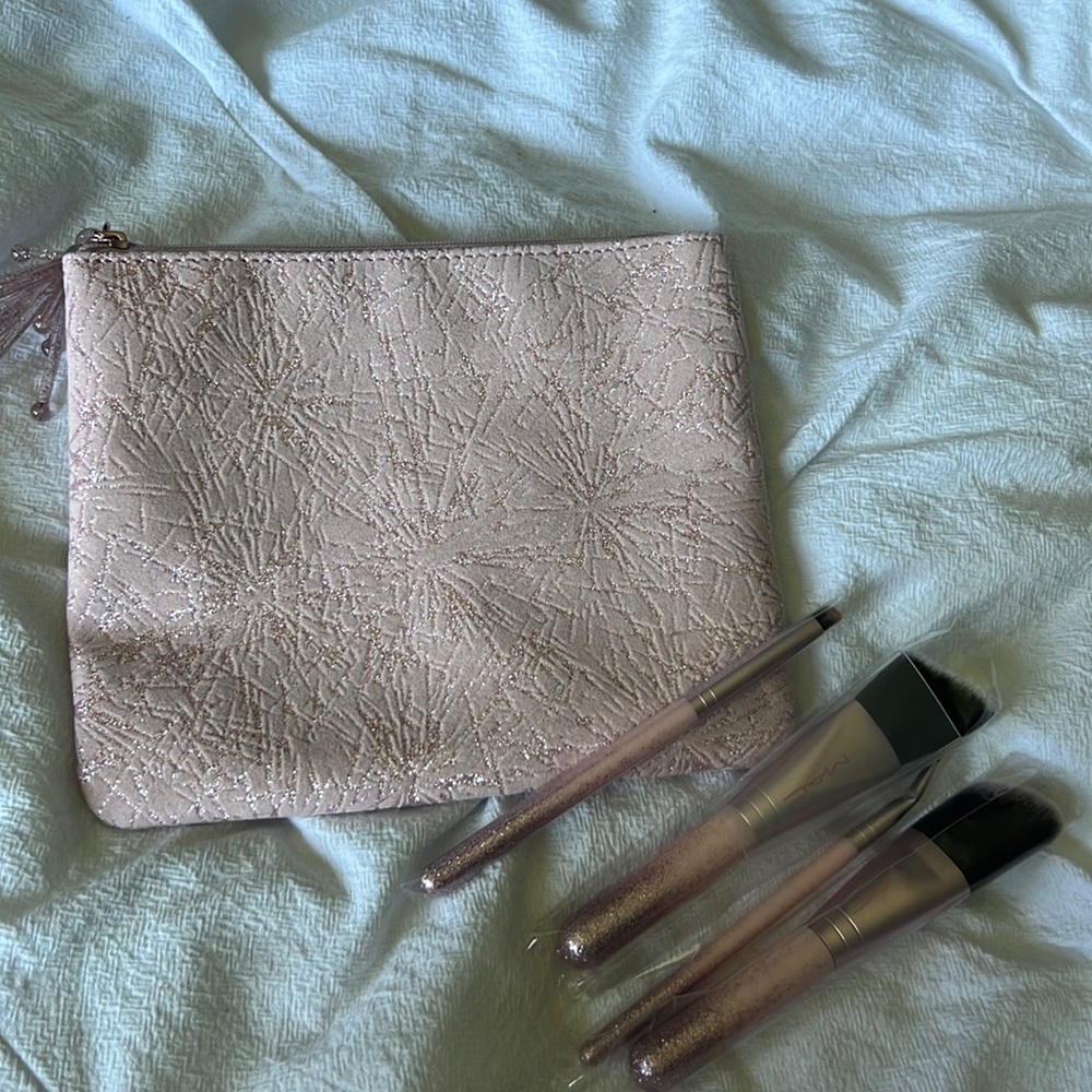 MAC cosmetic bag with set of 4 brushes